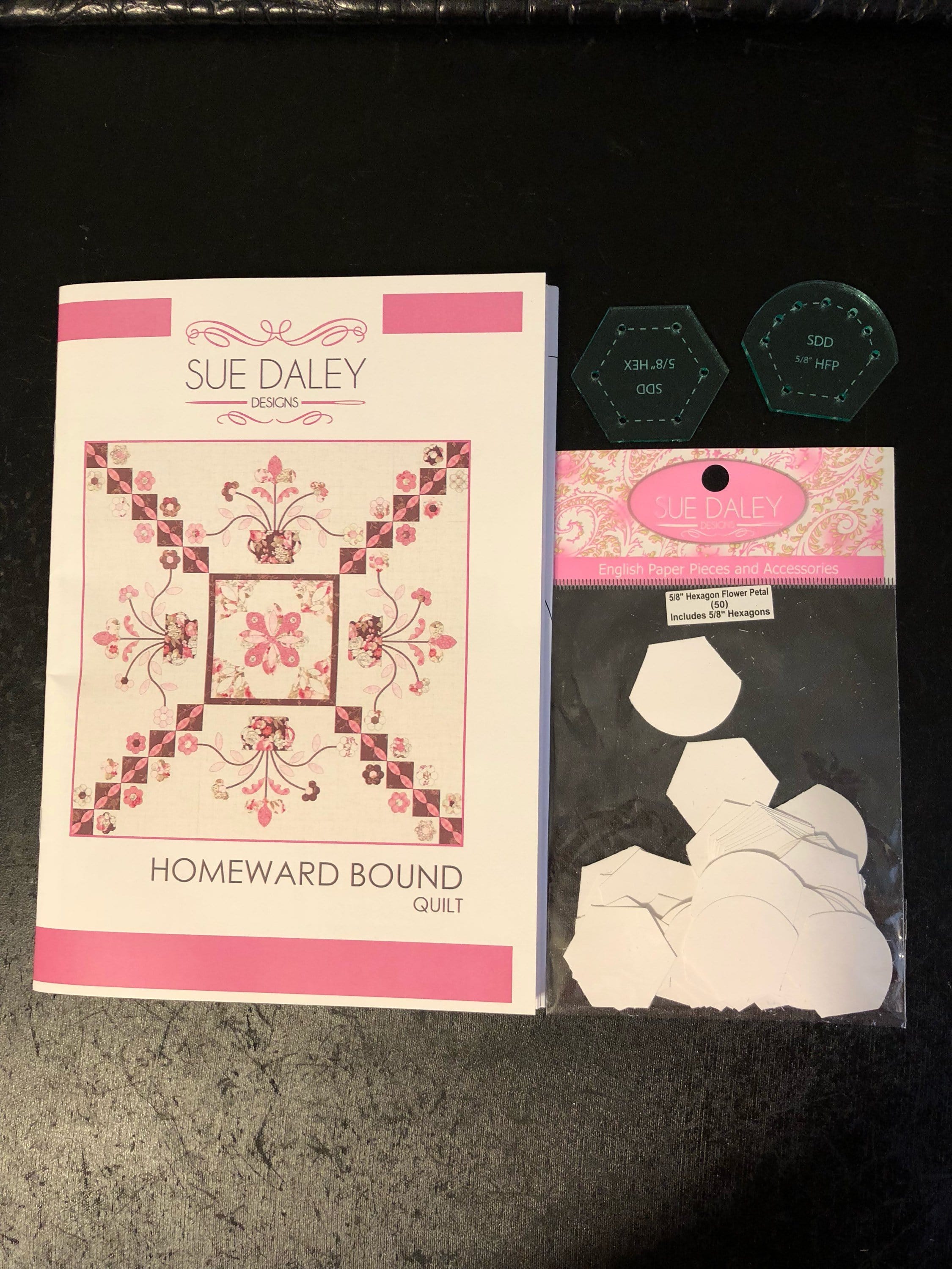 Sue Daley Designs Homeward Bound quilt. - Fabricanaus
